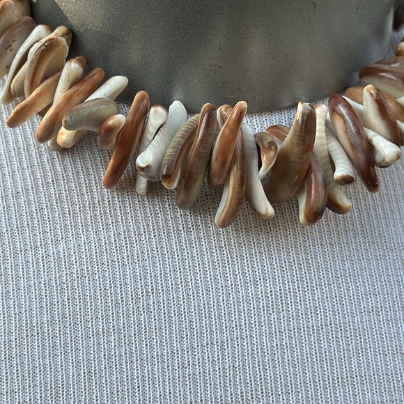 Vintage Signed Designer "Les Bernard Inc" Brown Shell Necklace - Picture 6 of 9